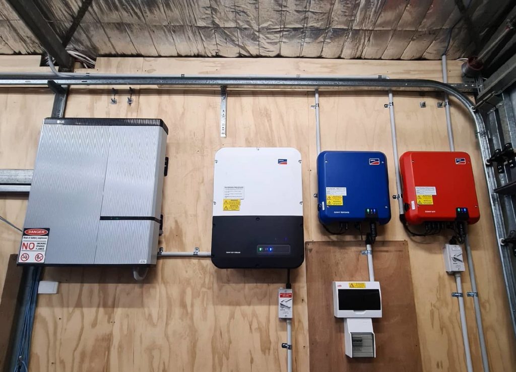 Example of a solar installation with inverter and batteries